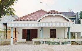 Reddoorz Near Alun Alun Kembangjoyo Hotel